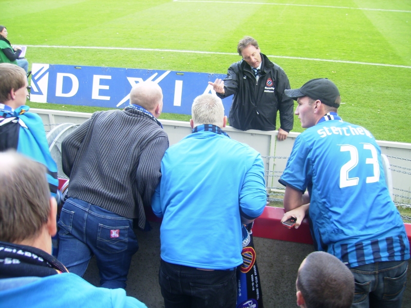 e man kon kiezen, sjaal afstaan of het stadion uit en naheftige
protesten van hem en zn vriendjes besloot hij toch maar zn sjaal afte geven